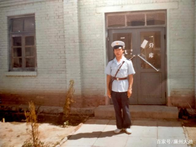 当兵的第二年我去北京东站提货,某医疗器械厂发过来几件医疗器械.
